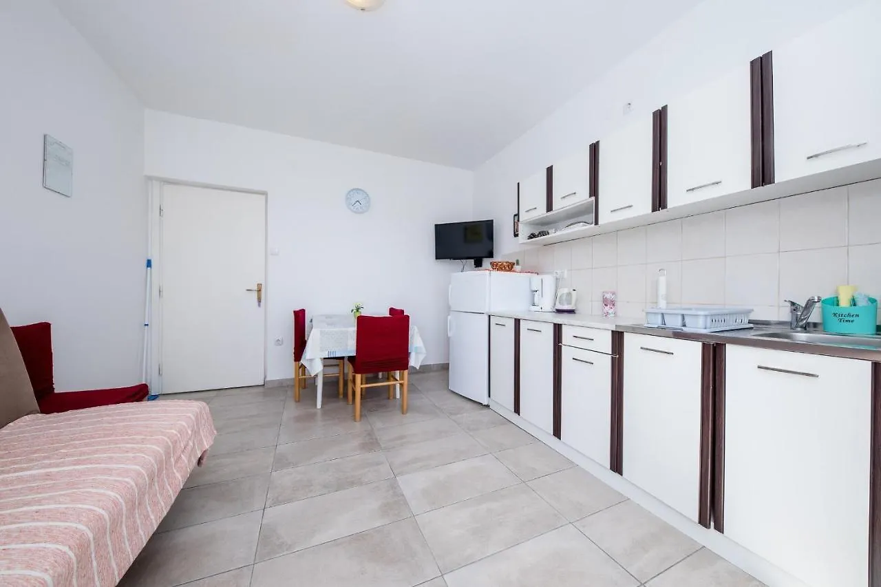 Guest house Apartments Mladenka In Banjol Croatia