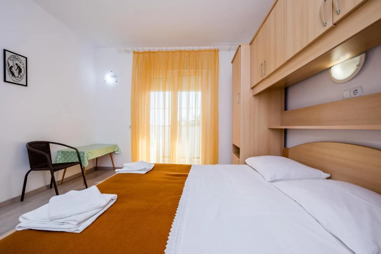 Guest house Apartments Mladenka In Banjol