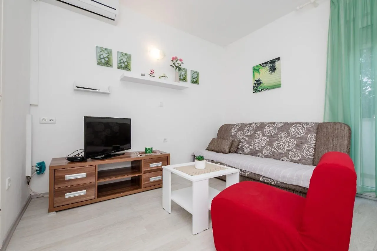 Apartments Mladenka In Banjol Croatia