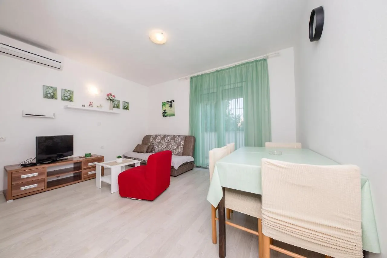 Apartments Mladenka In Banjol Guest house