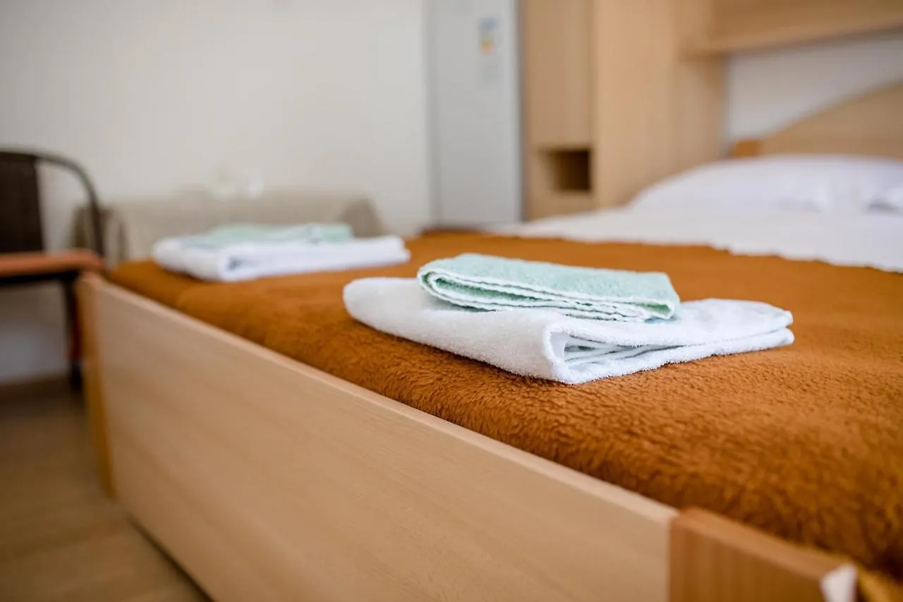 Guest house Apartments Mladenka In Banjol Croatia