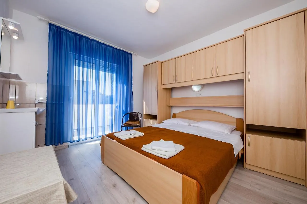 Guest house Apartments Mladenka In Banjol