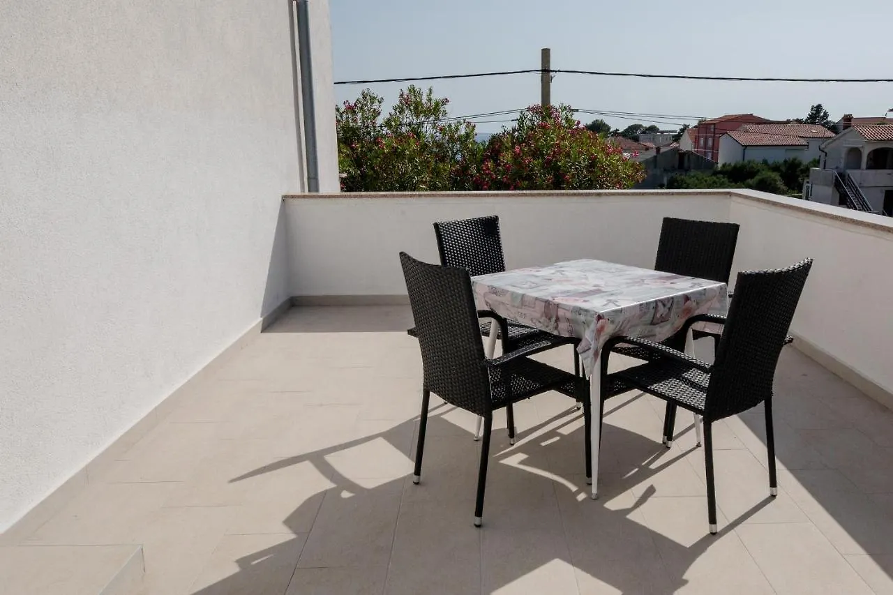 Apartments Mladenka In Banjol 0*,