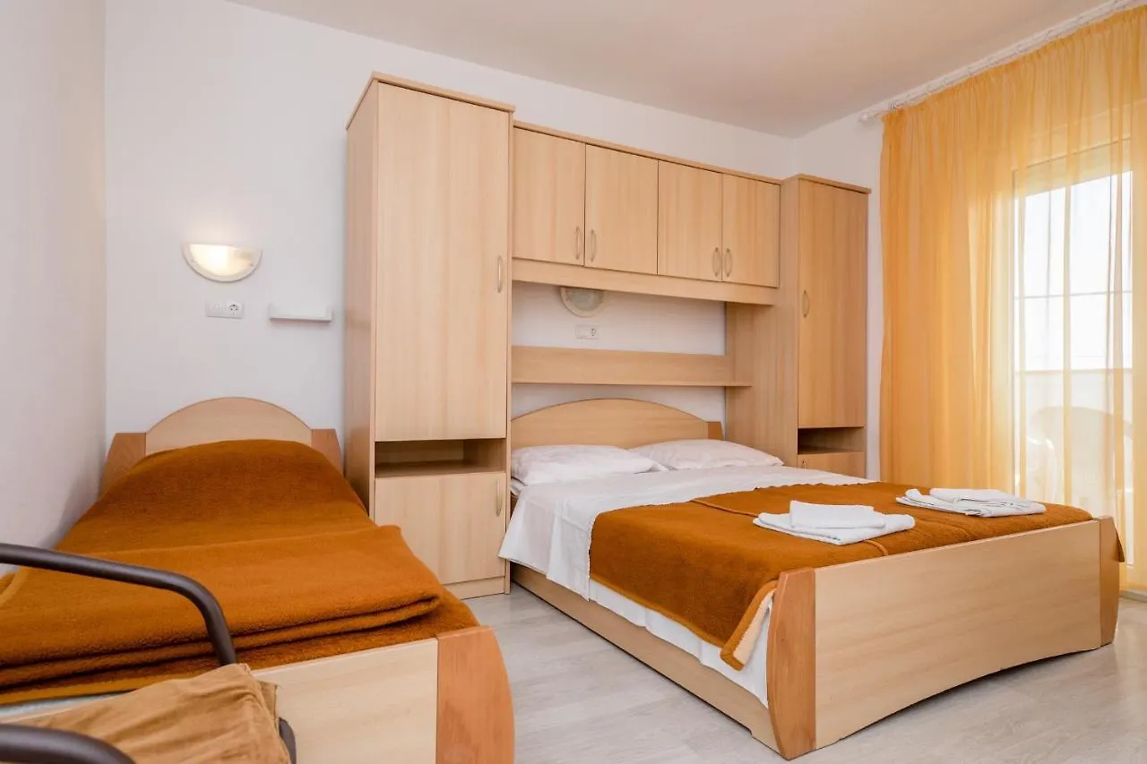 Apartments Mladenka In Banjol Guest house