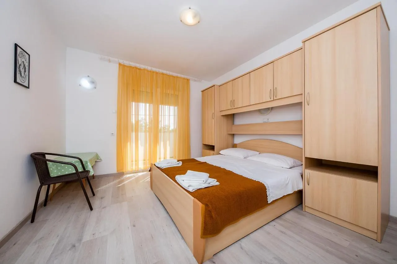 Guest house Apartments Mladenka In Banjol