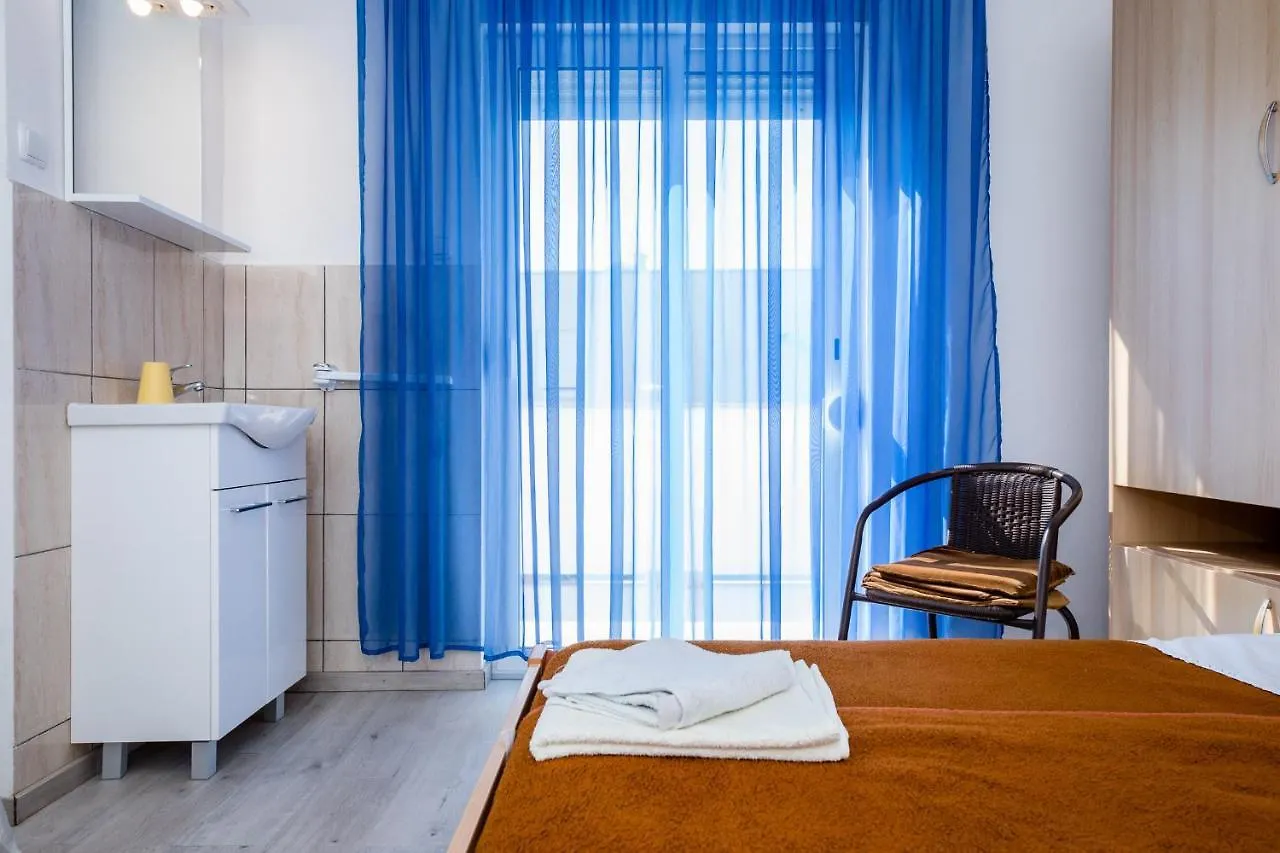 Guest house Apartments Mladenka In Banjol