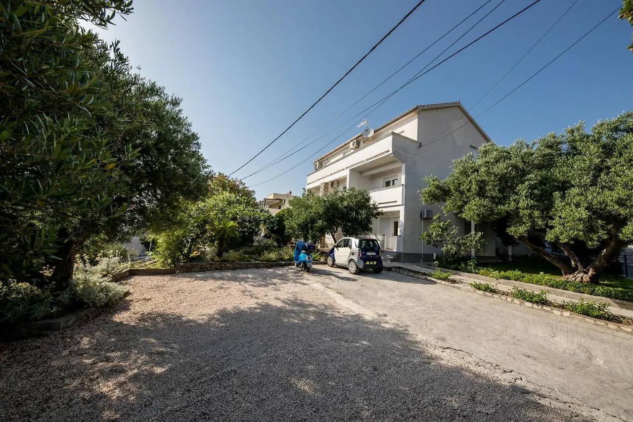 Apartments Mladenka In Banjol 0*,  Croatia