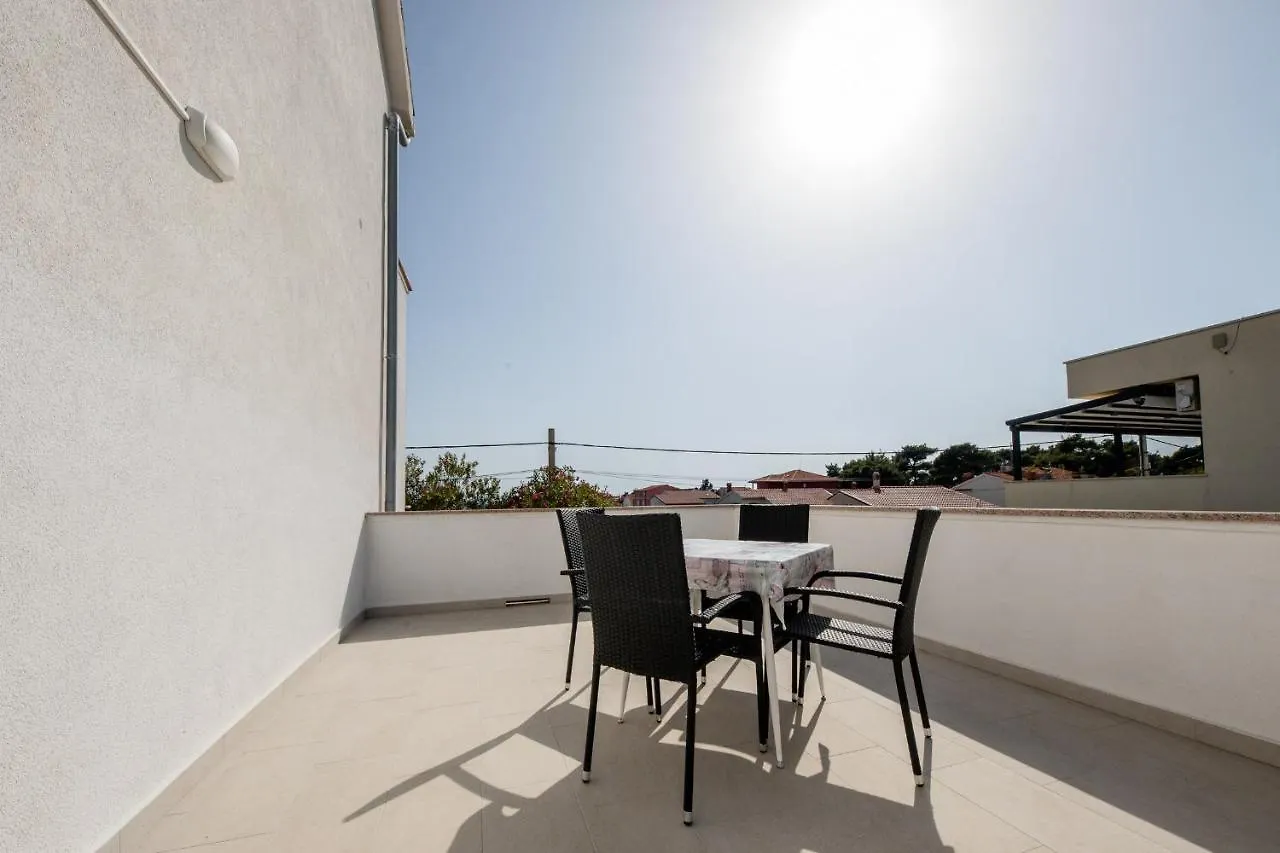 Apartments Mladenka In Banjol Guest house