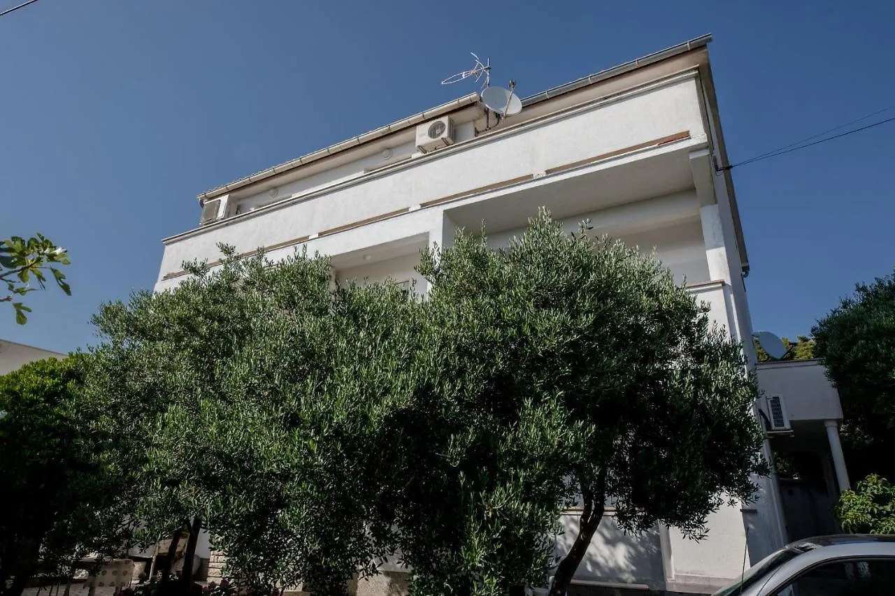 Guest house Apartments Mladenka In Banjol