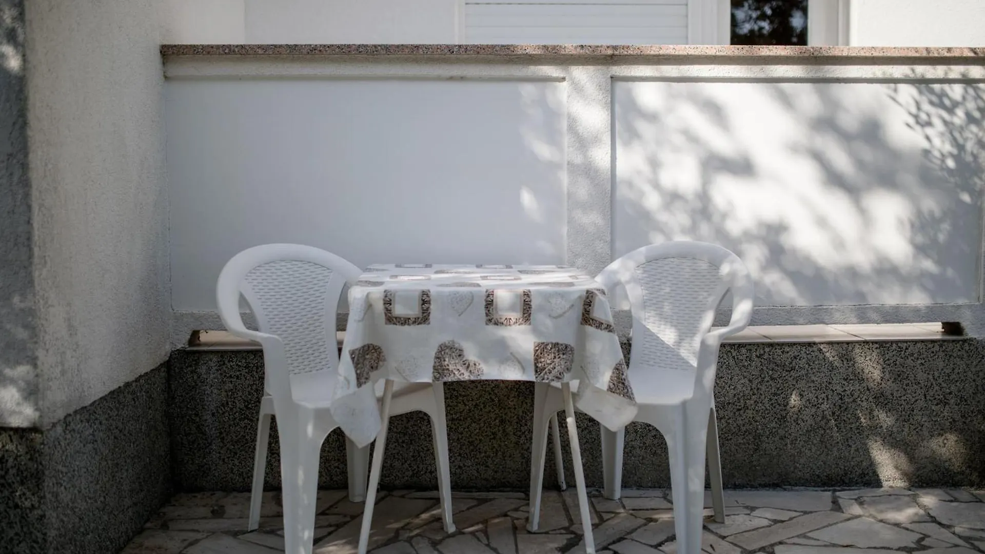 Apartments Mladenka In Banjol Guest house