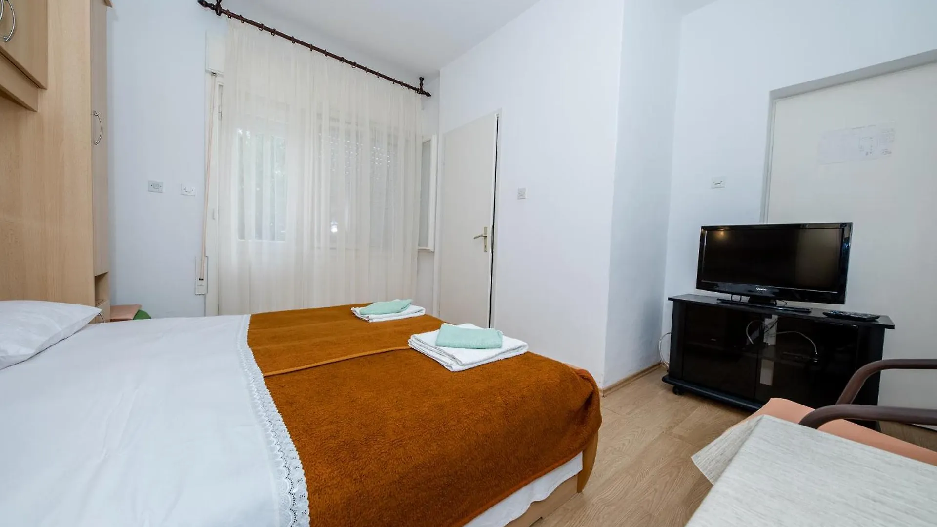 Apartments Mladenka In Banjol Guest house