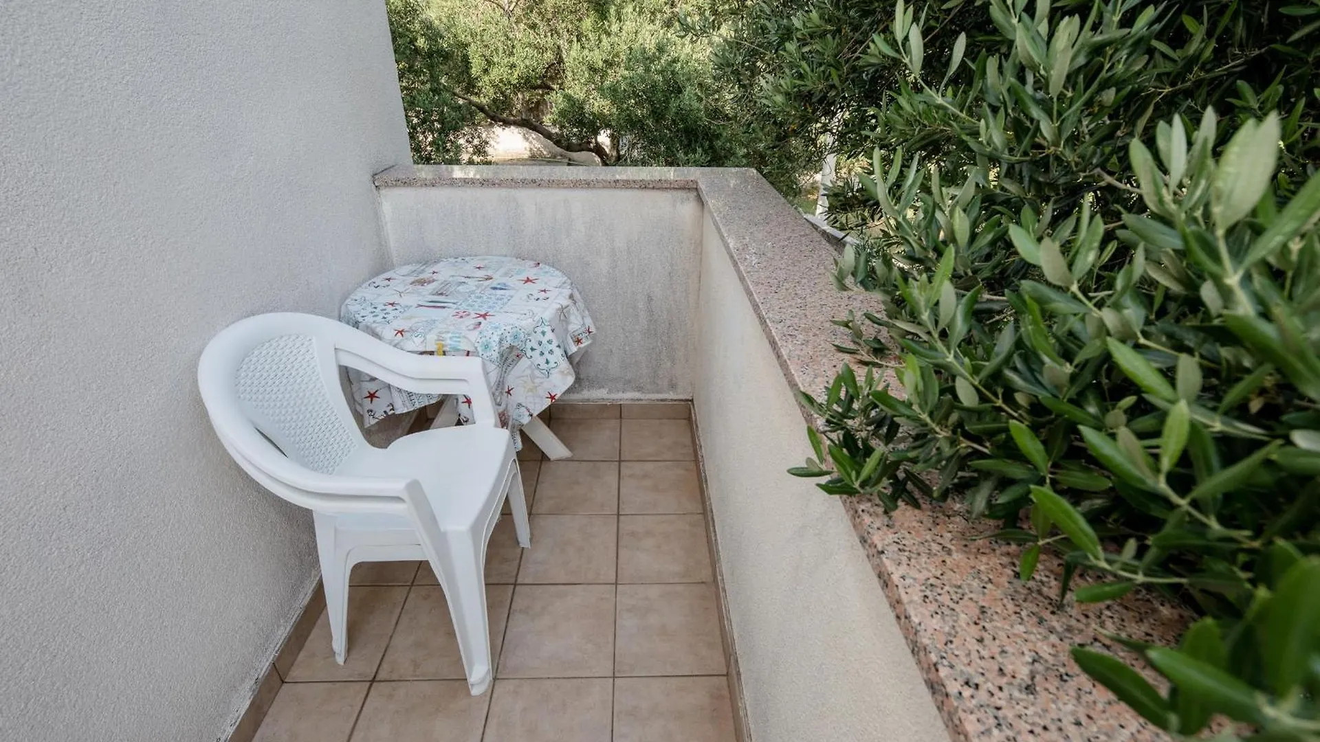 Apartments Mladenka In Banjol Guest house